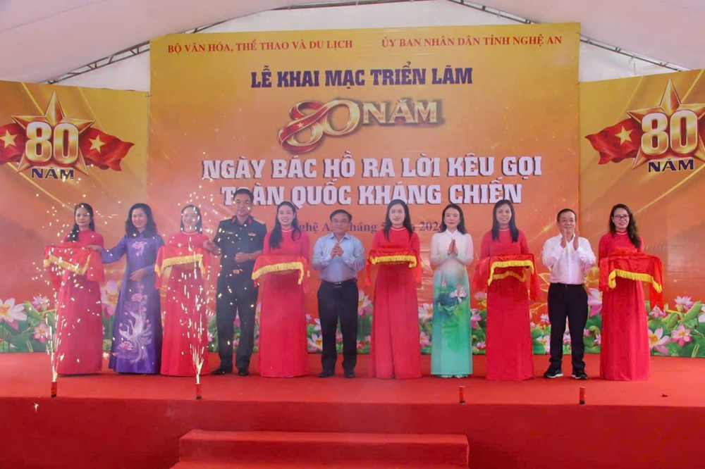 Khai mạc triển lãm “80 năm Bác Hồ ra Lời kêu gọi Toàn quốc kháng chiến” - ảnh 1