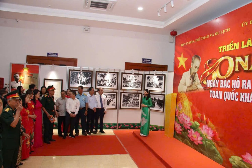 Khai mạc triển lãm “80 năm Bác Hồ ra Lời kêu gọi Toàn quốc kháng chiến” - ảnh 2