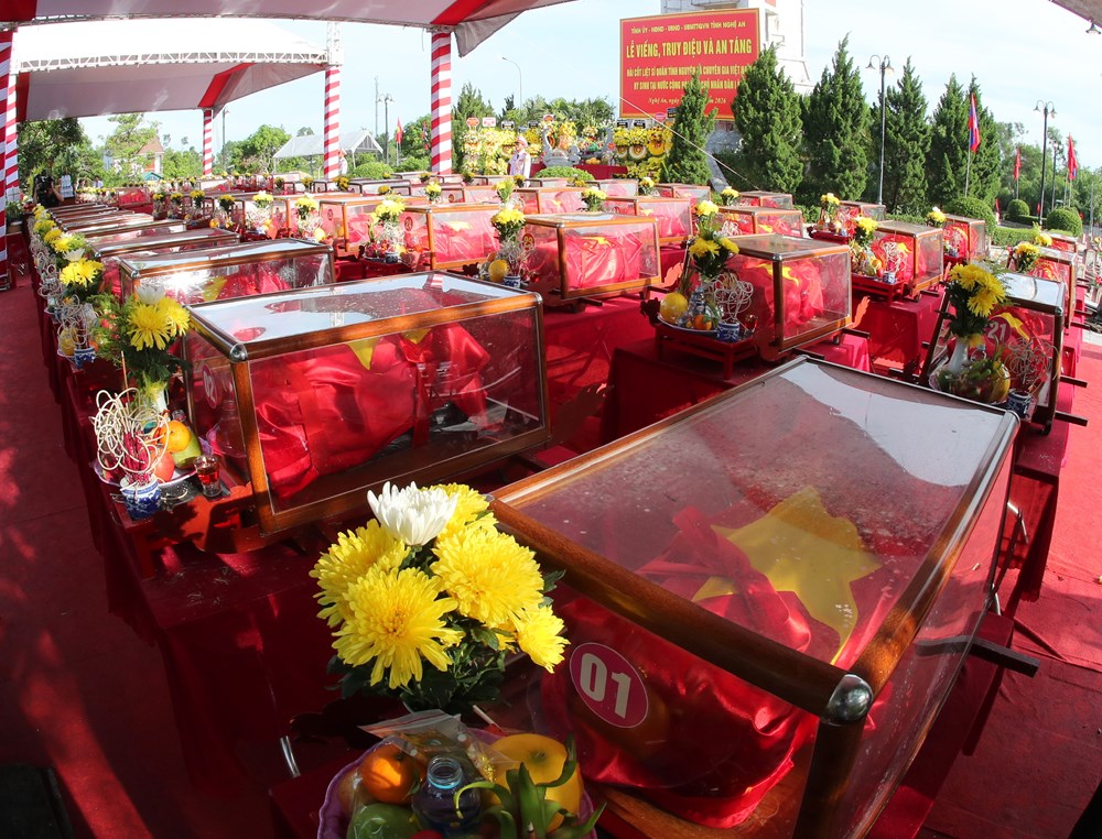 Trang trọng Lễ truy điệu, an táng 80 hài cốt liệt sĩ quân tình nguyện và chuyên gia Việt Nam hy sinh tại Lào - ảnh 4