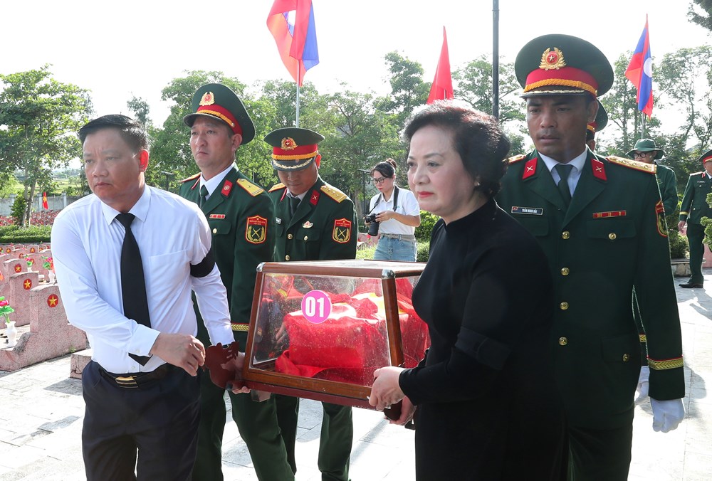 Trang trọng Lễ truy điệu, an táng 80 hài cốt liệt sĩ quân tình nguyện và chuyên gia Việt Nam hy sinh tại Lào - ảnh 5