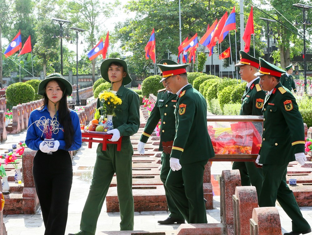 Trang trọng Lễ truy điệu, an táng 80 hài cốt liệt sĩ quân tình nguyện và chuyên gia Việt Nam hy sinh tại Lào - ảnh 9