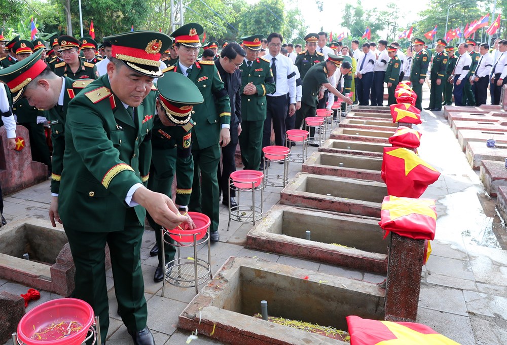 Trang trọng Lễ truy điệu, an táng 80 hài cốt liệt sĩ quân tình nguyện và chuyên gia Việt Nam hy sinh tại Lào - ảnh 11