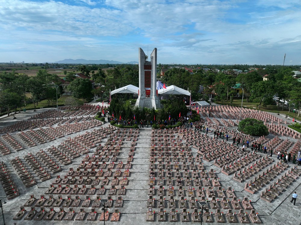 Trang trọng Lễ truy điệu, an táng 80 hài cốt liệt sĩ quân tình nguyện và chuyên gia Việt Nam hy sinh tại Lào - ảnh 15