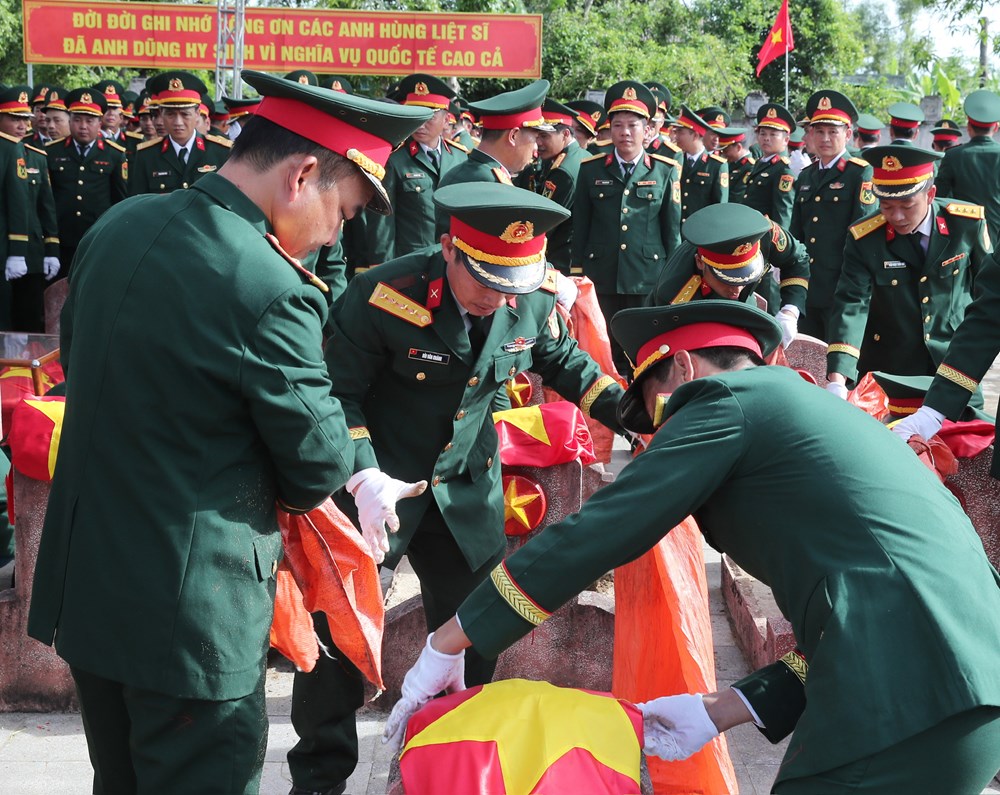Trang trọng Lễ truy điệu, an táng 80 hài cốt liệt sĩ quân tình nguyện và chuyên gia Việt Nam hy sinh tại Lào - ảnh 8