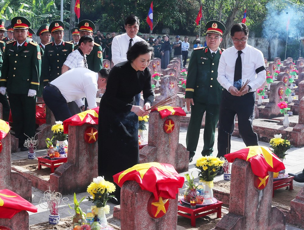 Trang trọng Lễ truy điệu, an táng 80 hài cốt liệt sĩ quân tình nguyện và chuyên gia Việt Nam hy sinh tại Lào - ảnh 10