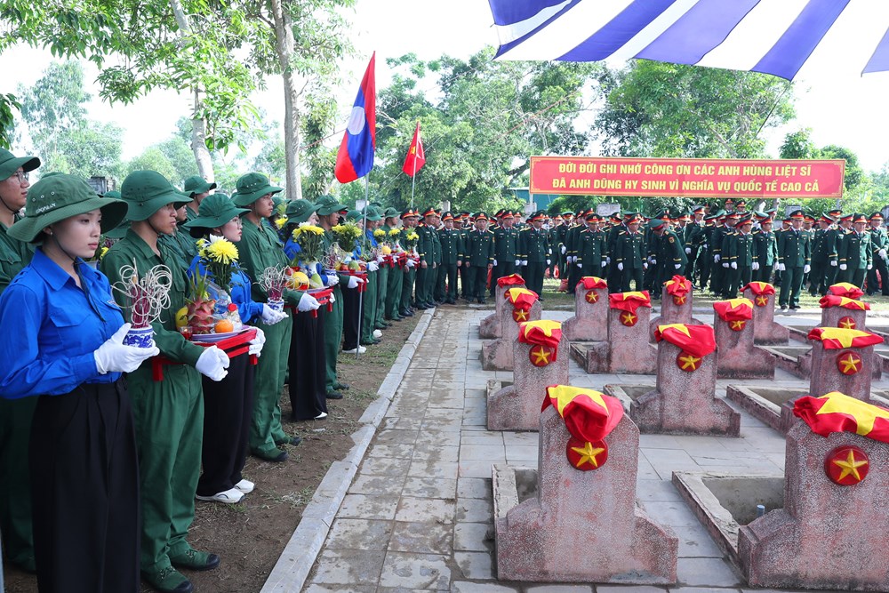 Trang trọng Lễ truy điệu, an táng 80 hài cốt liệt sĩ quân tình nguyện và chuyên gia Việt Nam hy sinh tại Lào - ảnh 13