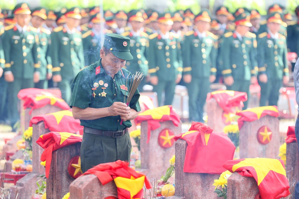 Trang trọng Lễ truy điệu, an táng 80 hài cốt liệt sĩ quân tình nguyện và chuyên gia Việt Nam hy sinh tại Lào - ảnh 12