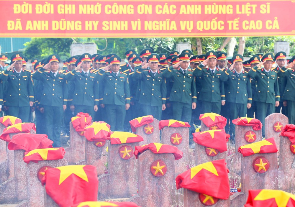 Trang trọng Lễ truy điệu, an táng 80 hài cốt liệt sĩ quân tình nguyện và chuyên gia Việt Nam hy sinh tại Lào - ảnh 7