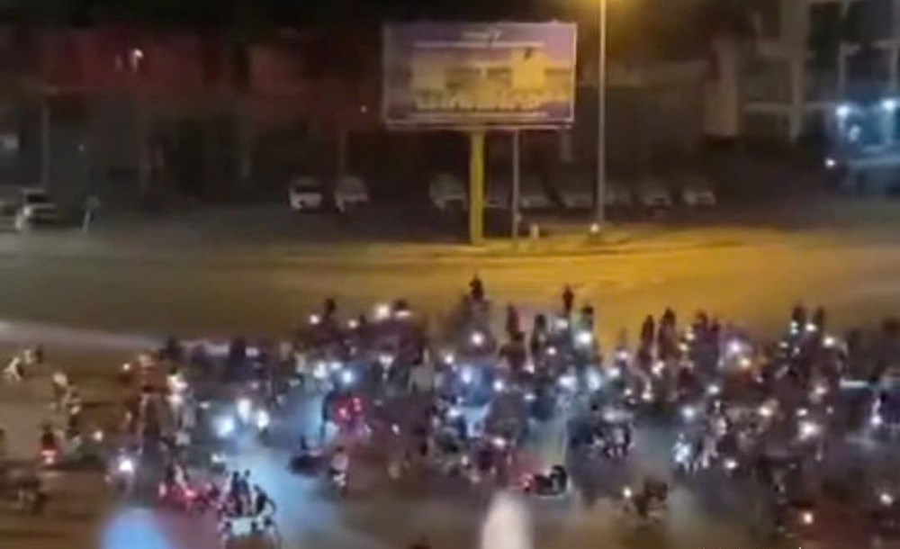 Công an xử lý nhóm thanh thiếu niên tụ tập, vi phạm giao thông, gây náo loạn đường phố - ảnh 1