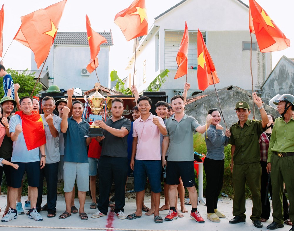Gần 1.000 người dân kéo co mừng ngày hai khối sáp nhập - ảnh 2