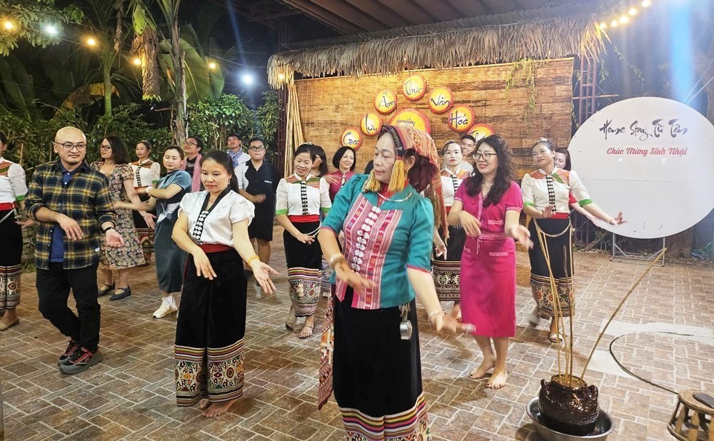 Nghệ An đối thoại cùng doanh nghiệp, tháo gỡ điểm nghẽn phát triển du lịch - ảnh 2
