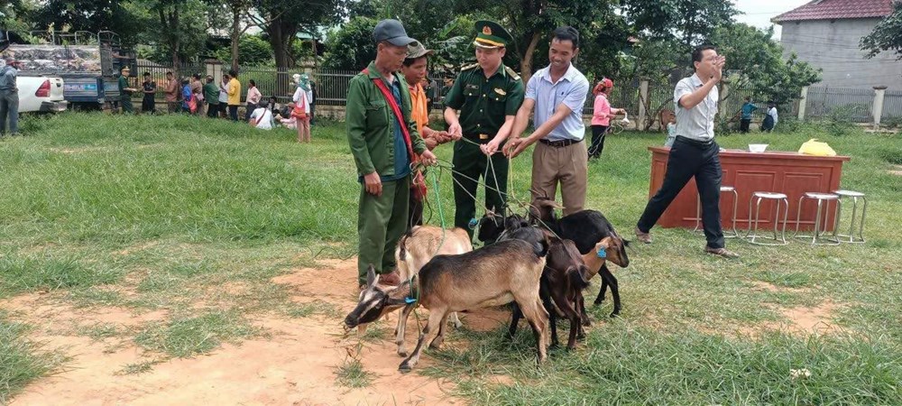 Trao sinh kế, tiếp thêm động lực cho hộ nghèo vùng biên Keng Đu - ảnh 1