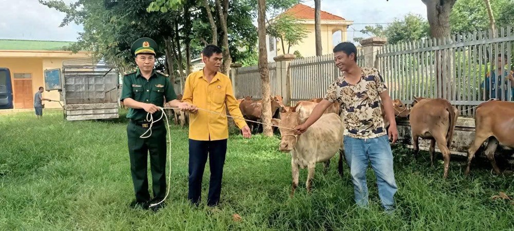 Trao sinh kế, tiếp thêm động lực cho hộ nghèo vùng biên Keng Đu - ảnh 2