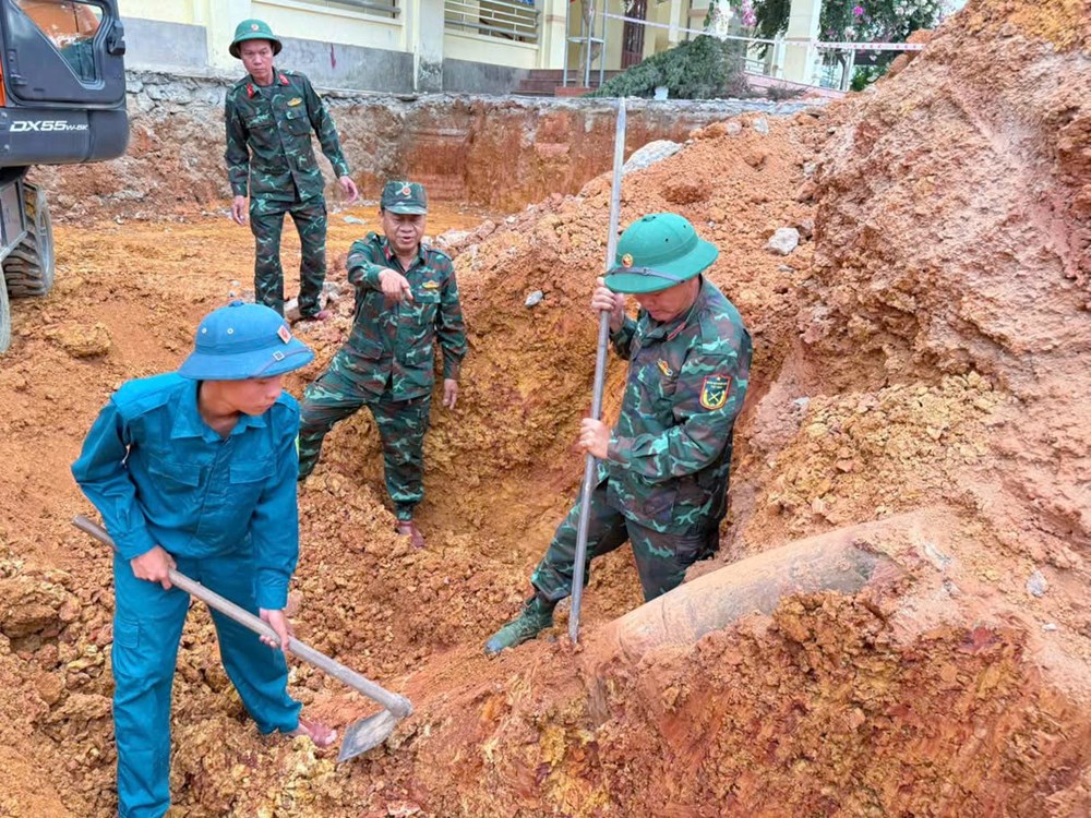 Đào móng xây trường học, phát hiện bom nặng 250kg còn nguyên kíp nổ - ảnh 1