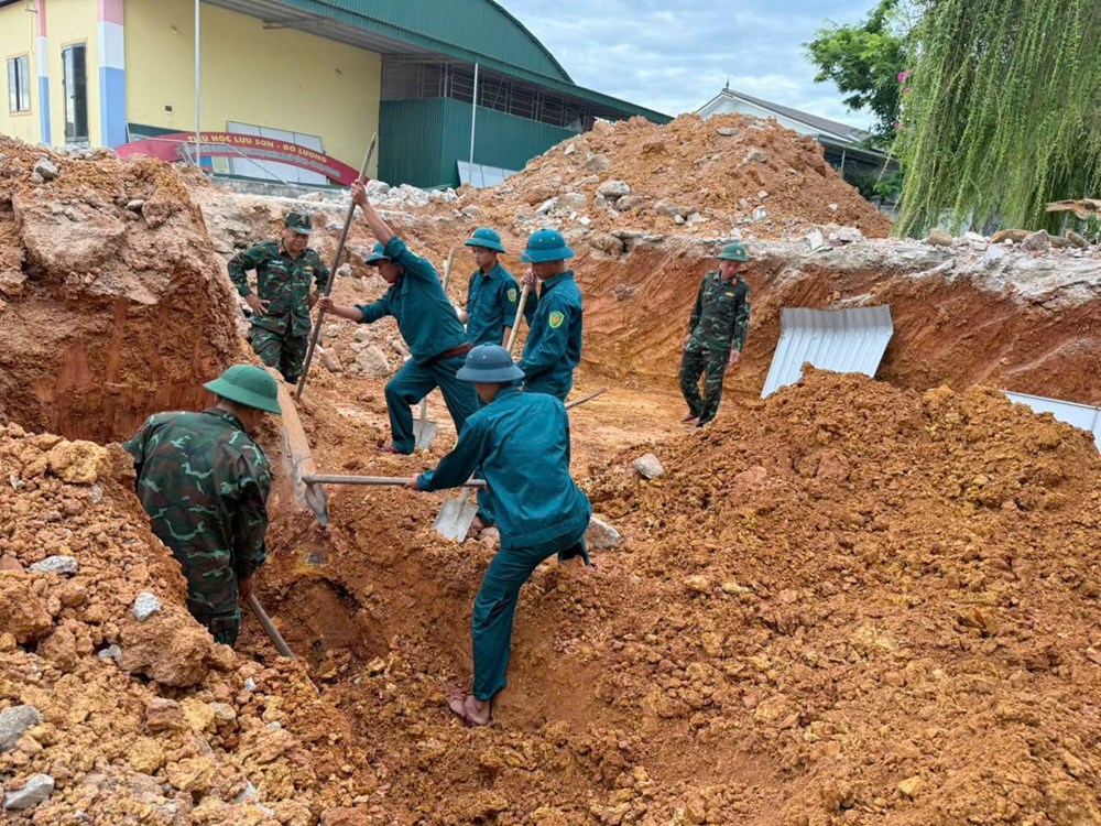 Đào móng xây trường học, phát hiện bom nặng 250kg còn nguyên kíp nổ - ảnh 2