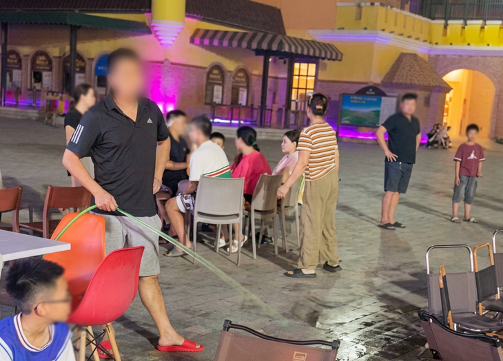 Công an vào cuộc vụ người đàn ông dùng vòi xịt nước vào du khách tại biển Cửa Lò - ảnh 1