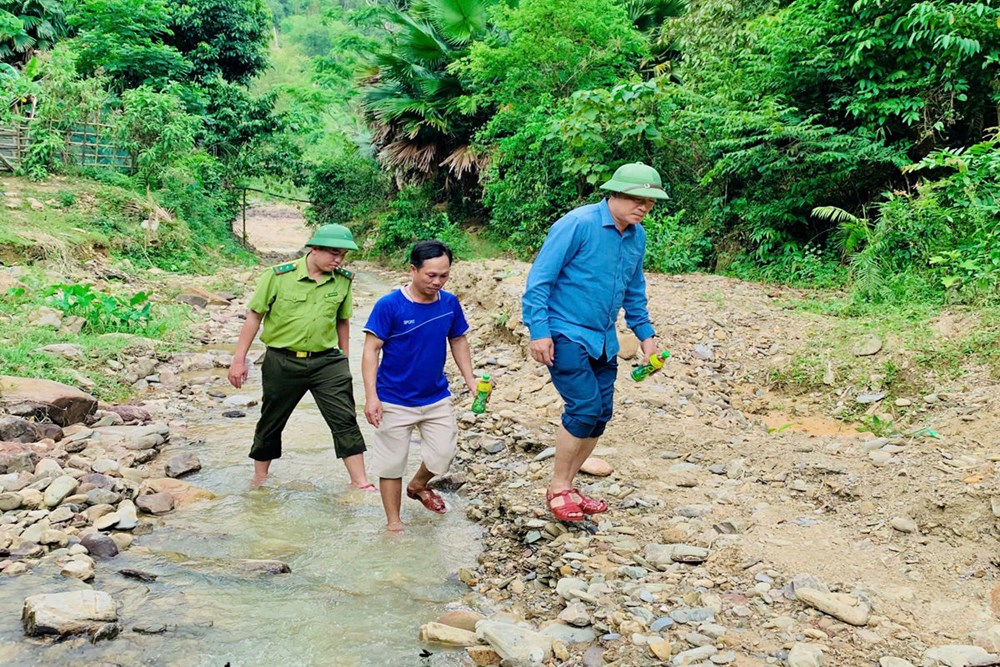 Xử phạt nhiều người đào đãi, khai thác khoáng sản trái phép ở rừng phòng hộ - ảnh 1