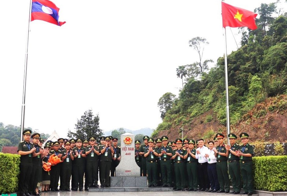 Thắm tình hữu nghị, giao lưu sĩ quan trẻ biên giới Việt Nam - Lào  - ảnh 1