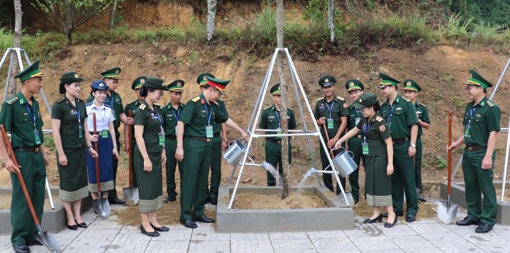 Thắm tình hữu nghị, giao lưu sĩ quan trẻ biên giới Việt Nam - Lào  - ảnh 2