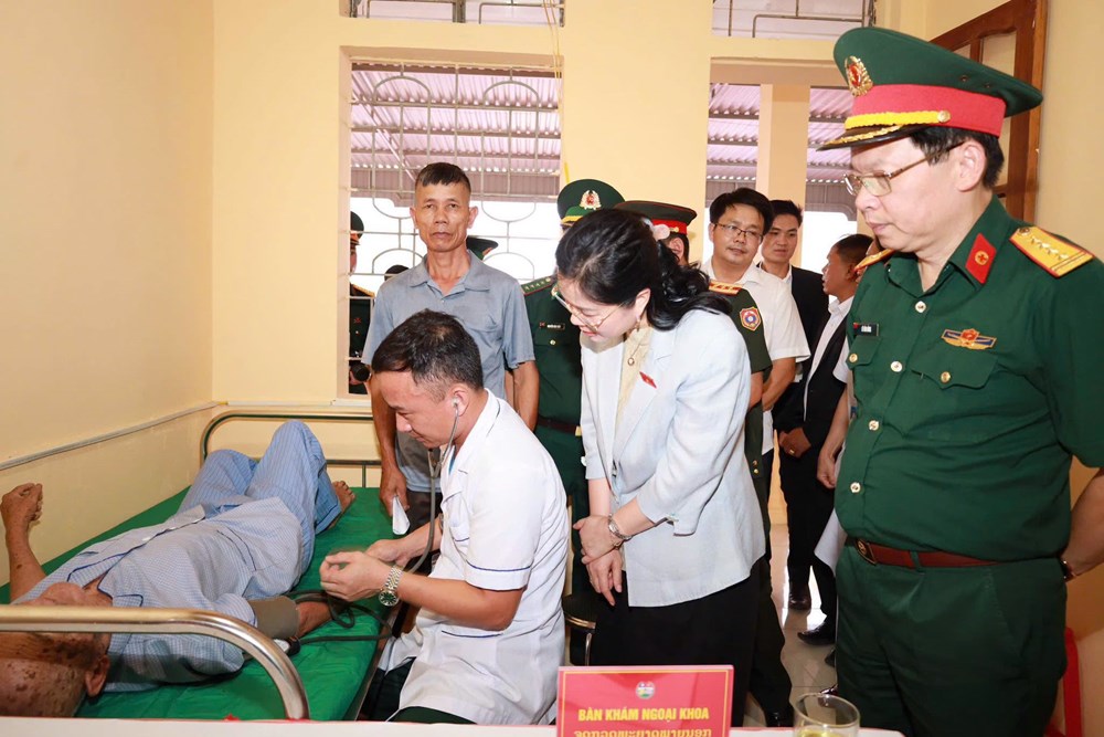 Khám, cấp thuốc miễn phí, tặng sinh kế giúp người dân biên giới Việt Nam - Lào - ảnh 5