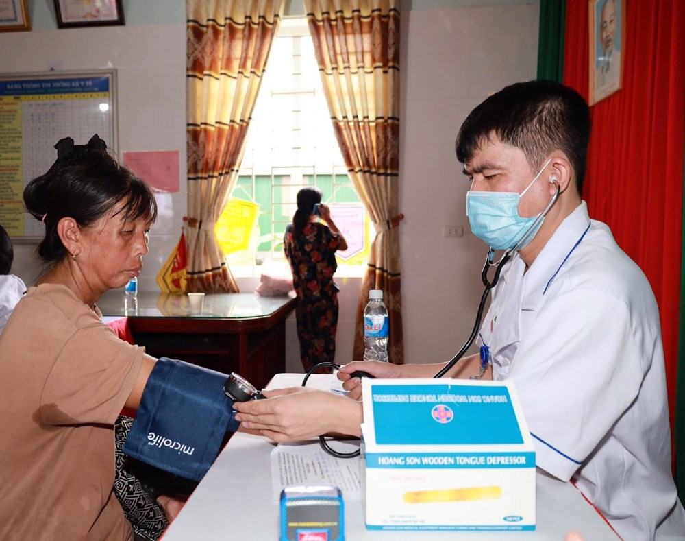 Khám, cấp thuốc miễn phí, tặng sinh kế giúp người dân biên giới Việt Nam - Lào - ảnh 6