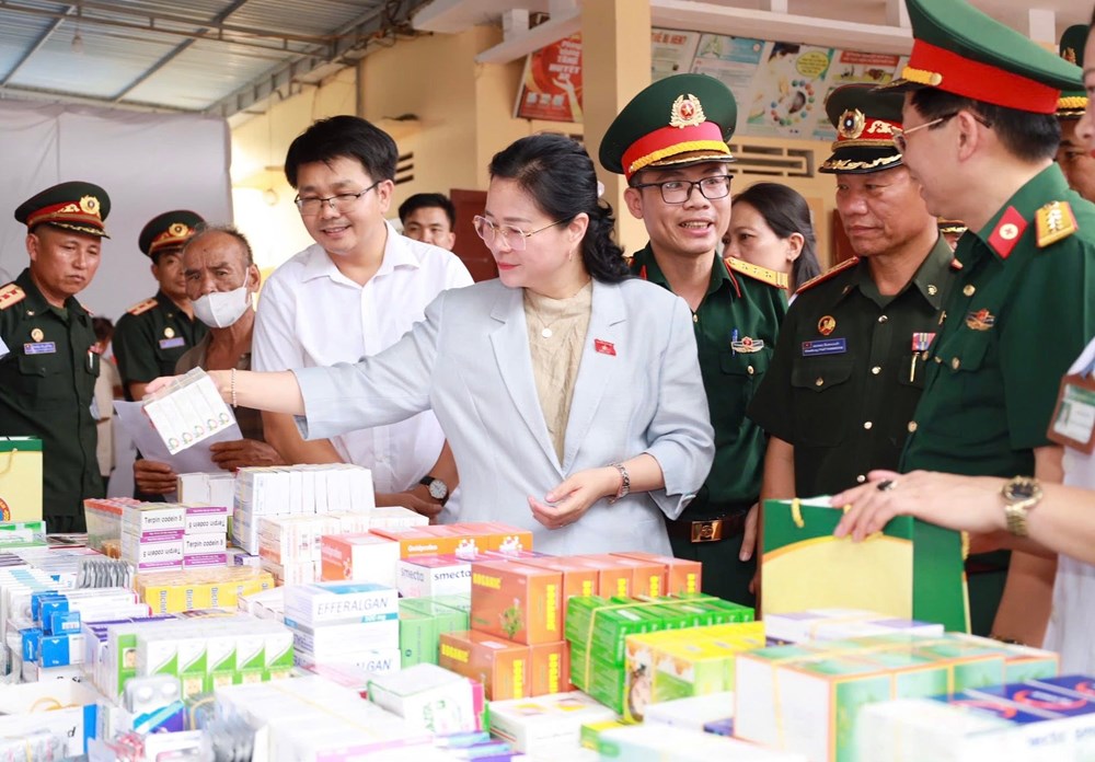 Khám, cấp thuốc miễn phí, tặng sinh kế giúp người dân biên giới Việt Nam - Lào - ảnh 7