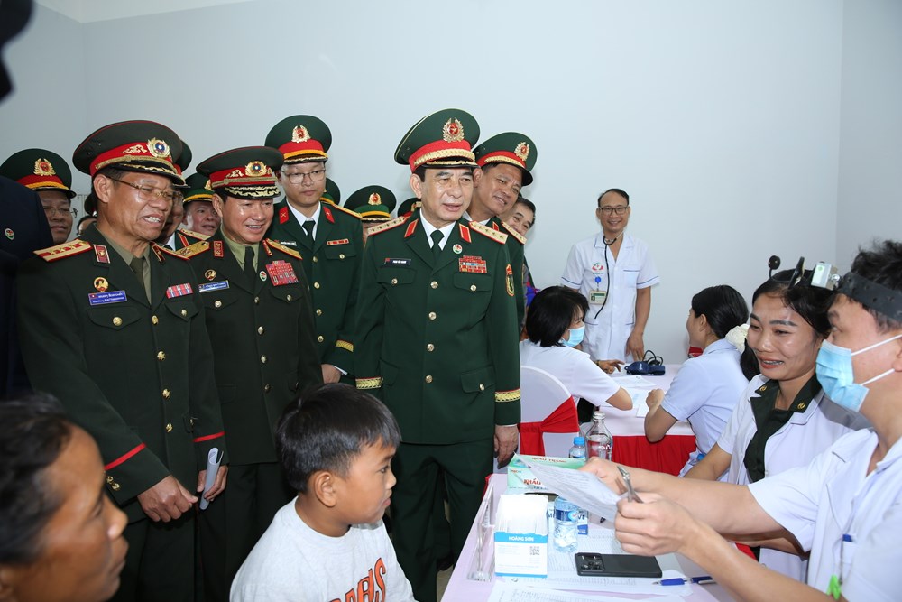 Khám, cấp thuốc miễn phí, tặng sinh kế giúp người dân biên giới Việt Nam - Lào - ảnh 2
