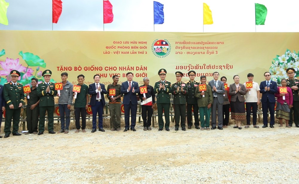 Khám, cấp thuốc miễn phí, tặng sinh kế giúp người dân biên giới Việt Nam - Lào - ảnh 4