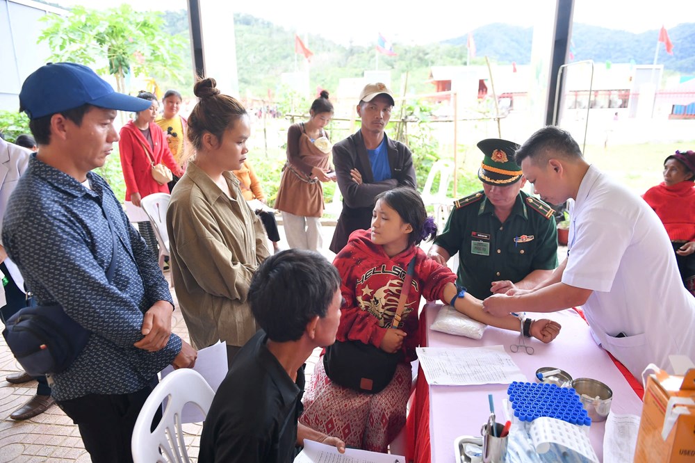 Khám, cấp thuốc miễn phí, tặng sinh kế giúp người dân biên giới Việt Nam - Lào - ảnh 3