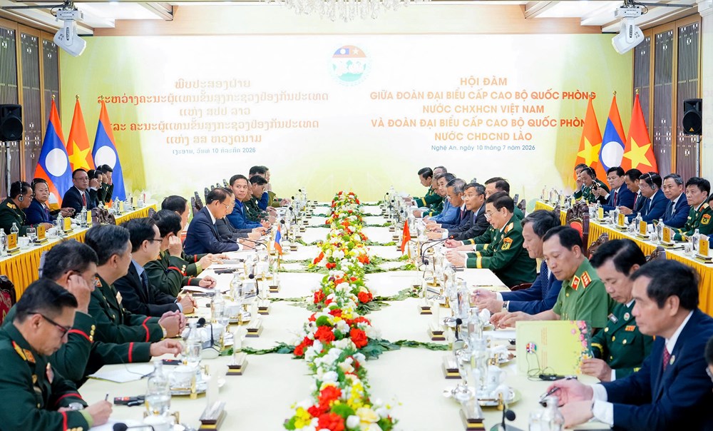 Hội đàm giữa Bộ trưởng Bộ Quốc phòng Việt Nam và Bộ trưởng Bộ Quốc phòng Lào - ảnh 4
