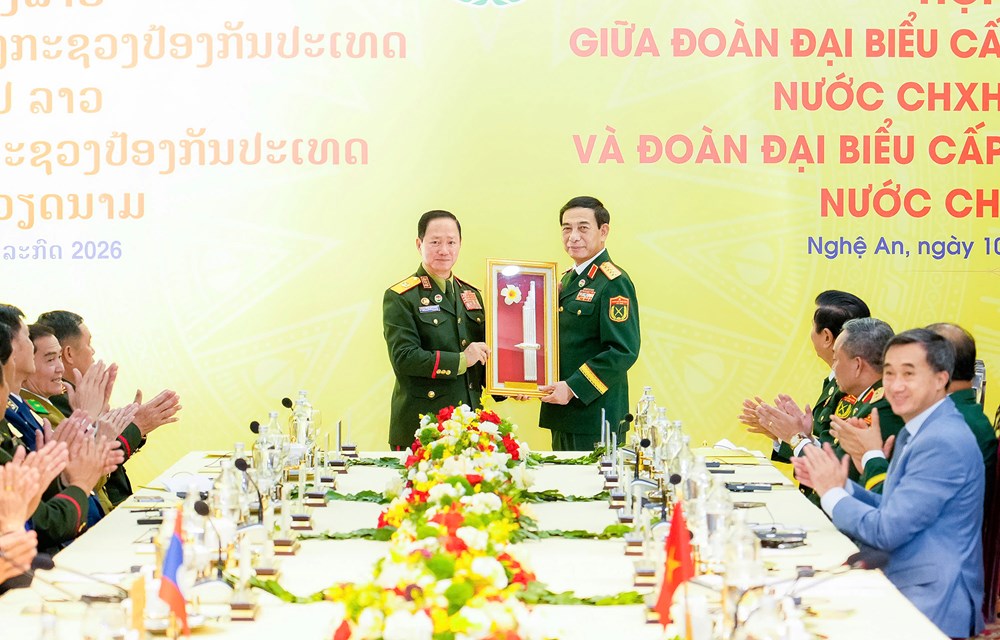 Hội đàm giữa Bộ trưởng Bộ Quốc phòng Việt Nam và Bộ trưởng Bộ Quốc phòng Lào - ảnh 7