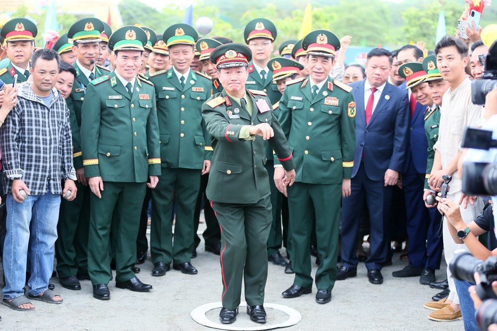 Đại tướng Phan Văn Giang và Đại tướng Khamliang Outhakaysone múa Lamvong, nhảy sạp cùng đồng bào biên giới - ảnh 5