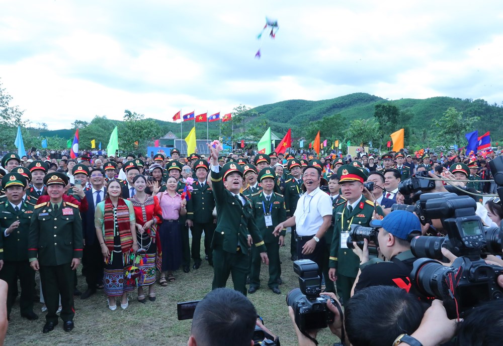Đại tướng Phan Văn Giang và Đại tướng Khamliang Outhakaysone múa Lamvong, nhảy sạp cùng đồng bào biên giới - ảnh 6