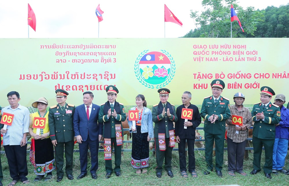 Đại tướng Phan Văn Giang và Đại tướng Khamliang Outhakaysone múa Lamvong, nhảy sạp cùng đồng bào biên giới - ảnh 3