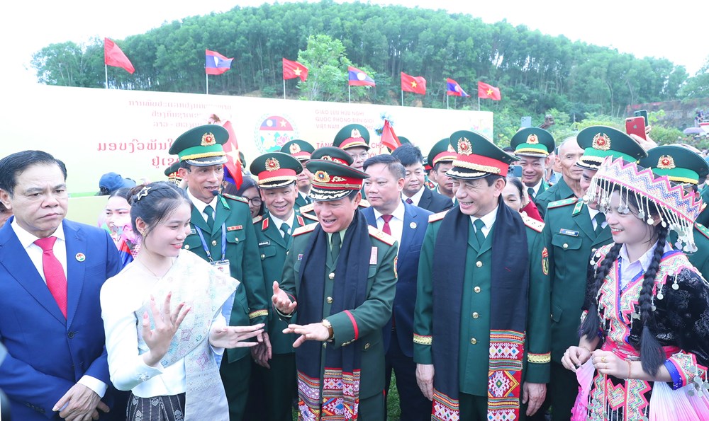 Đại tướng Phan Văn Giang và Đại tướng Khamliang Outhakaysone múa Lamvong, nhảy sạp cùng đồng bào biên giới - ảnh 8