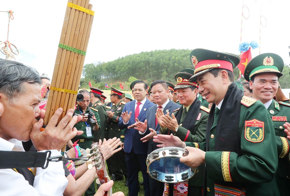 Đại tướng Phan Văn Giang và Đại tướng Khamliang Outhakaysone múa Lamvong, nhảy sạp cùng đồng bào biên giới - ảnh 9