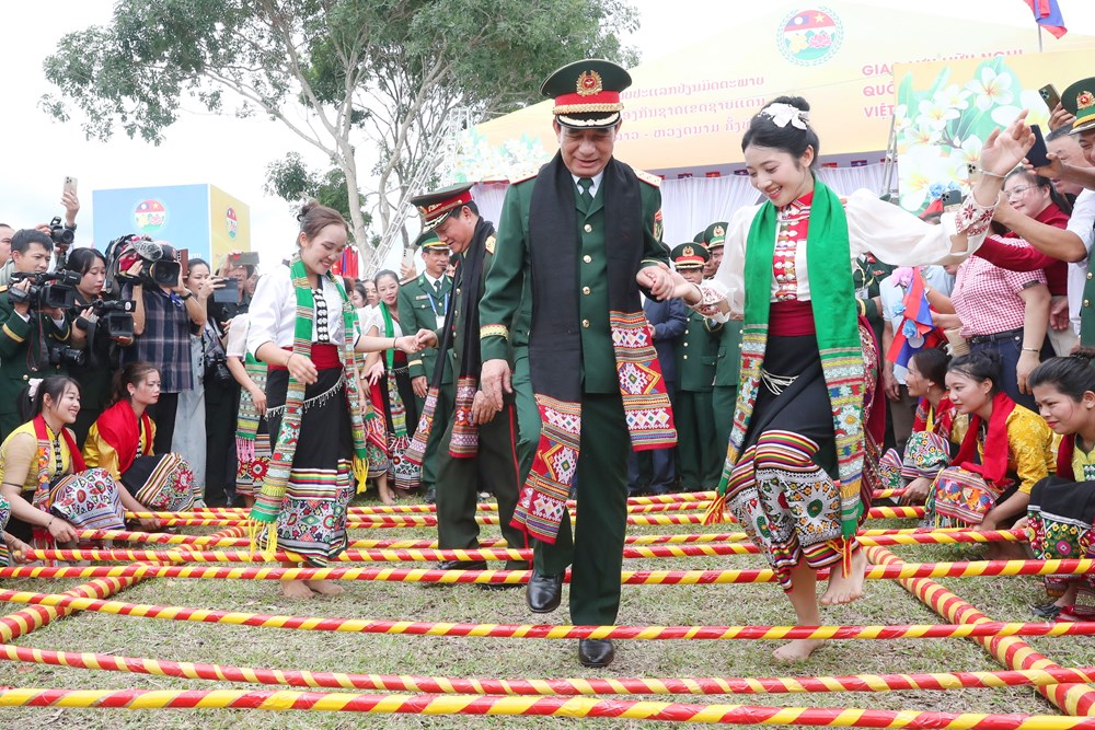 Đại tướng Phan Văn Giang và Đại tướng Khamliang Outhakaysone múa Lamvong, nhảy sạp cùng đồng bào biên giới - ảnh 7