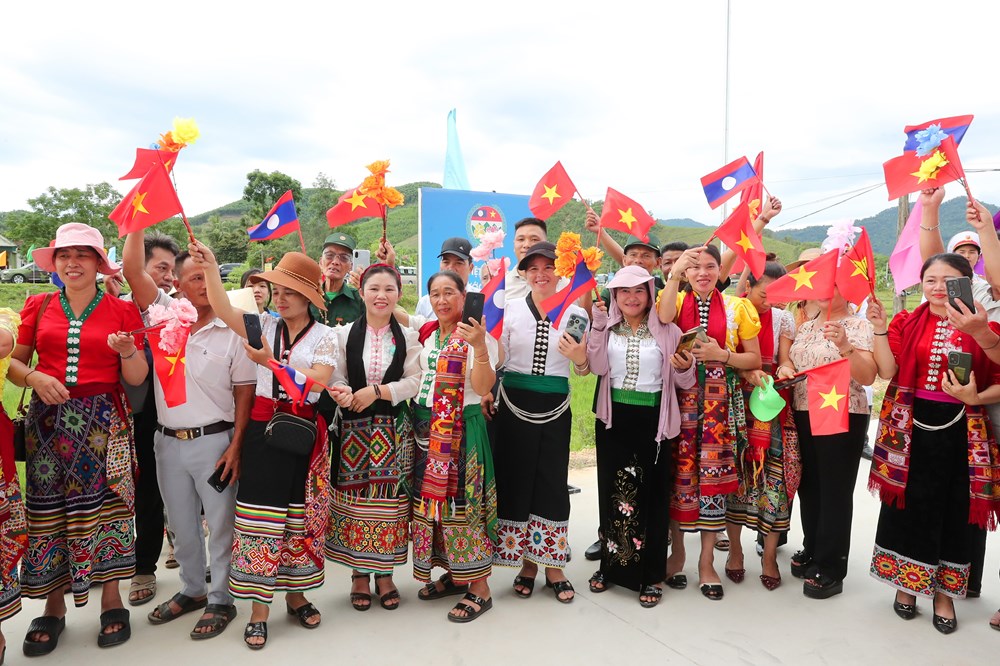 Đại tướng Phan Văn Giang và Đại tướng Khamliang Outhakaysone múa Lamvong, nhảy sạp cùng đồng bào biên giới - ảnh 10