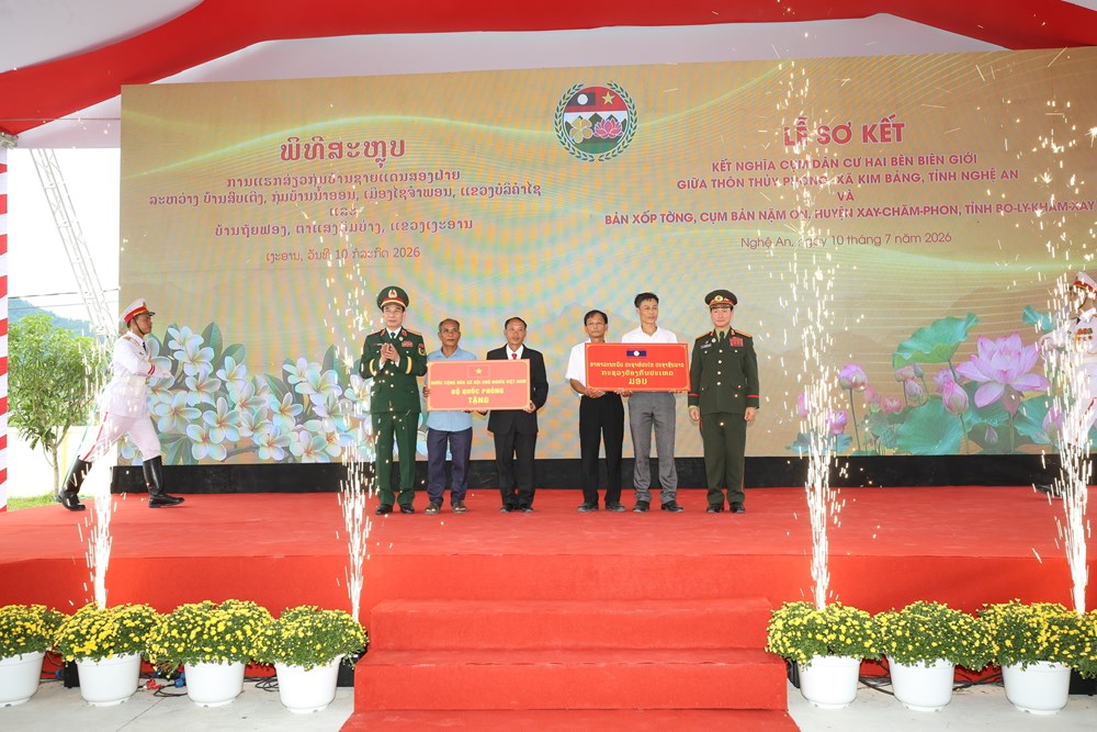 Đại tướng Phan Văn Giang và Đại tướng Khamliang Outhakaysone múa Lamvong, nhảy sạp cùng đồng bào biên giới - ảnh 4