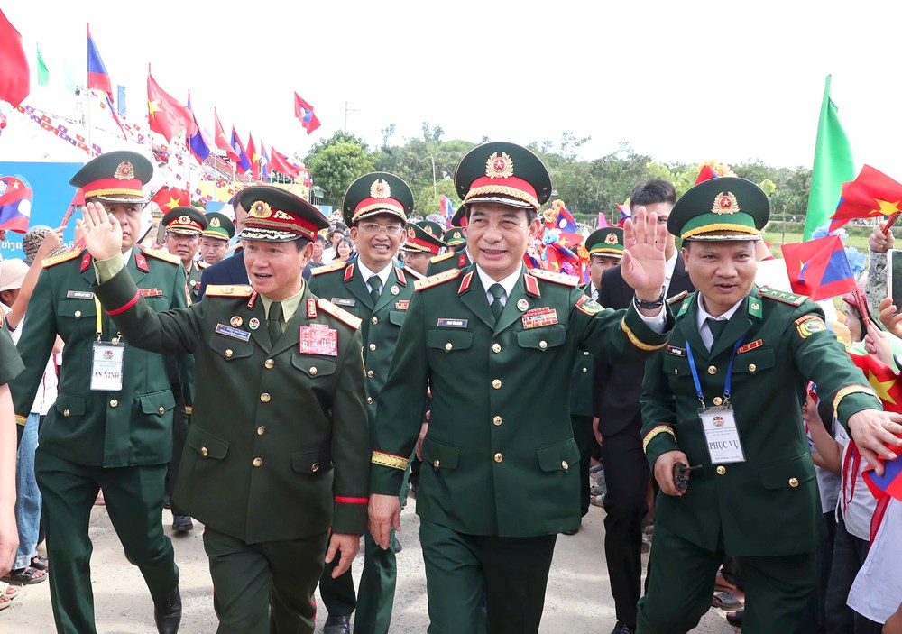 Đại tướng Phan Văn Giang và Đại tướng Khamliang Outhakaysone múa Lamvong, nhảy sạp cùng đồng bào biên giới - ảnh 1