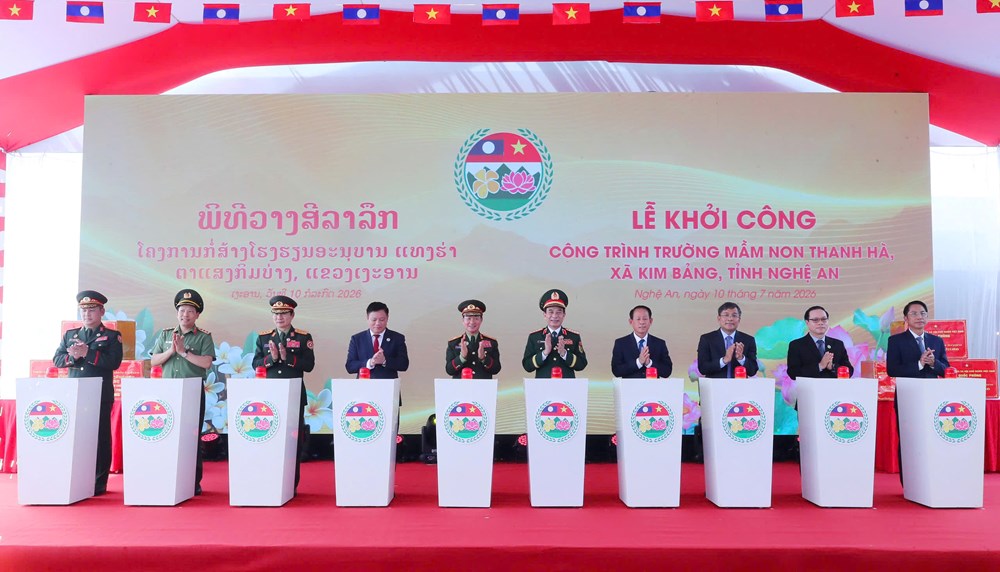Đại tướng Phan Văn Giang và Đại tướng Khamliang Outhakaysone múa Lamvong, nhảy sạp cùng đồng bào biên giới - ảnh 2