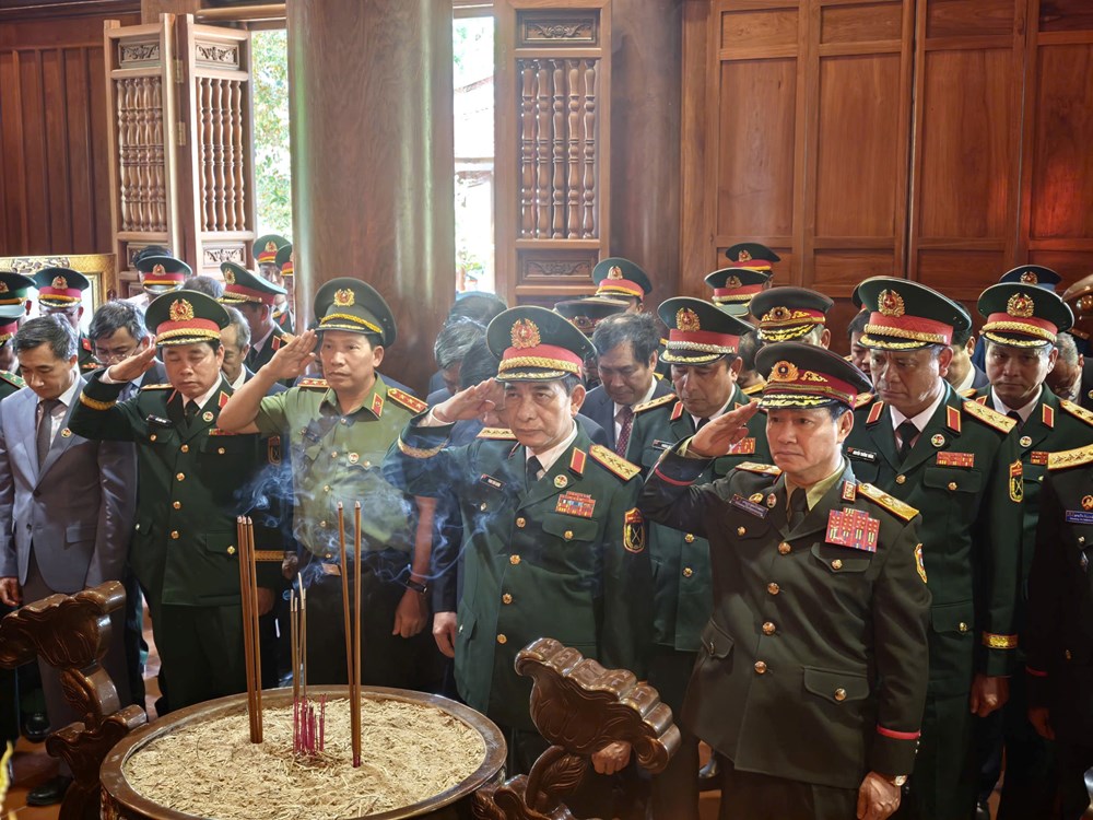 Hội đàm giữa Bộ trưởng Bộ Quốc phòng Việt Nam và Bộ trưởng Bộ Quốc phòng Lào - ảnh 2