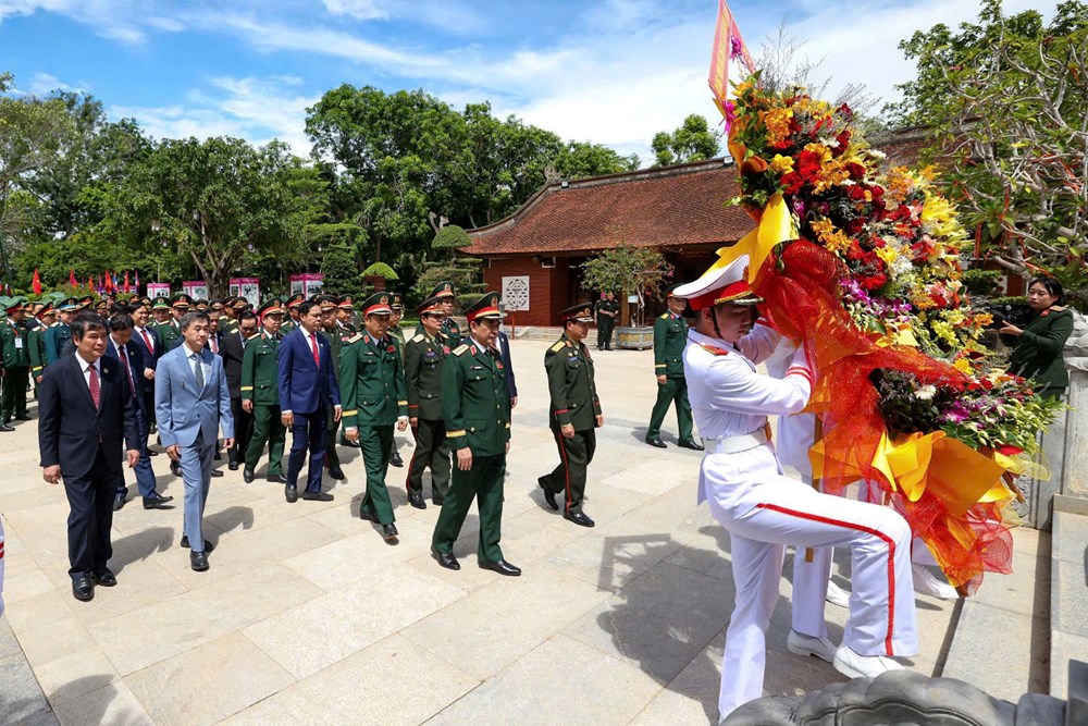 Hội đàm giữa Bộ trưởng Bộ Quốc phòng Việt Nam và Bộ trưởng Bộ Quốc phòng Lào - ảnh 1