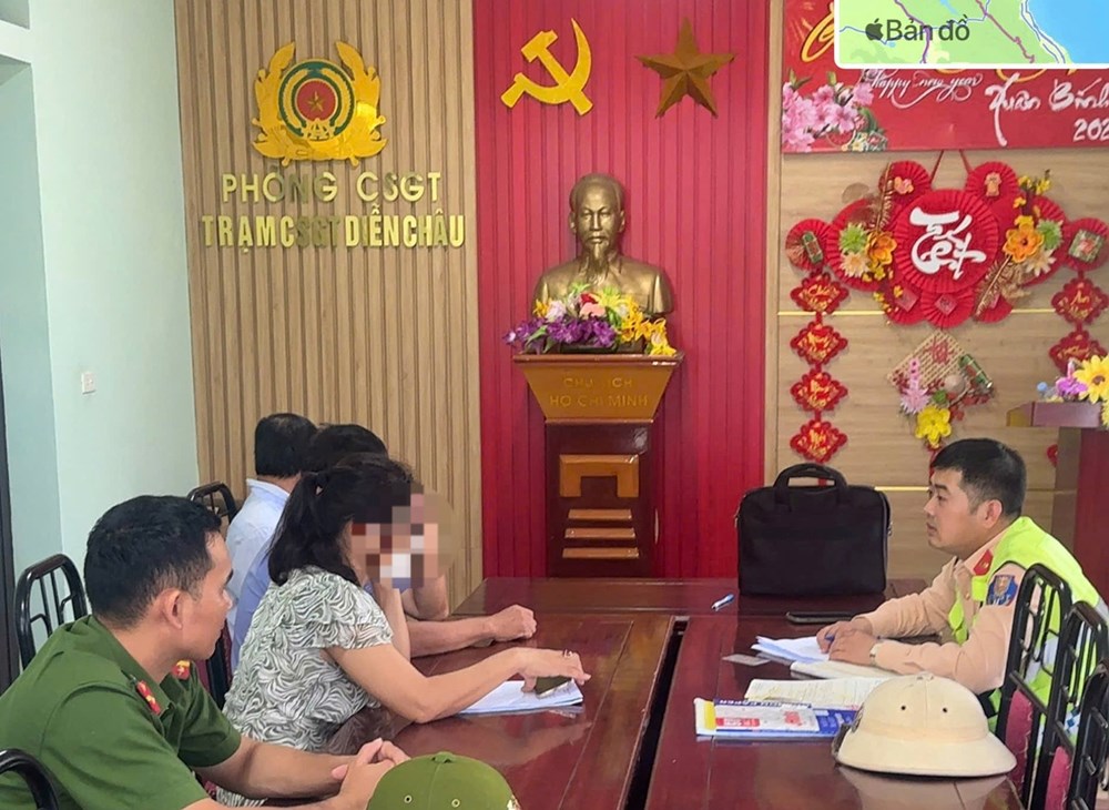 Xử phạt, tước giấy phép lái xe nữ tài xế cố vượt rào chắn đường sắt - ảnh 1