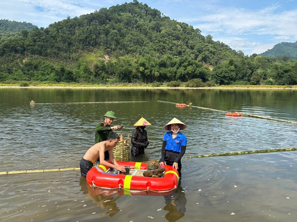 Quây tre trên sông Giăng mở lớp dạy bơi miễn phí cho trẻ vùng biên - ảnh 1