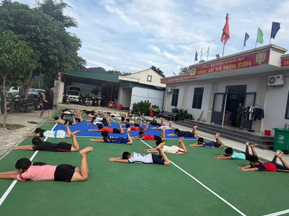 Quây tre trên sông Giăng mở lớp dạy bơi miễn phí cho trẻ vùng biên - ảnh 3