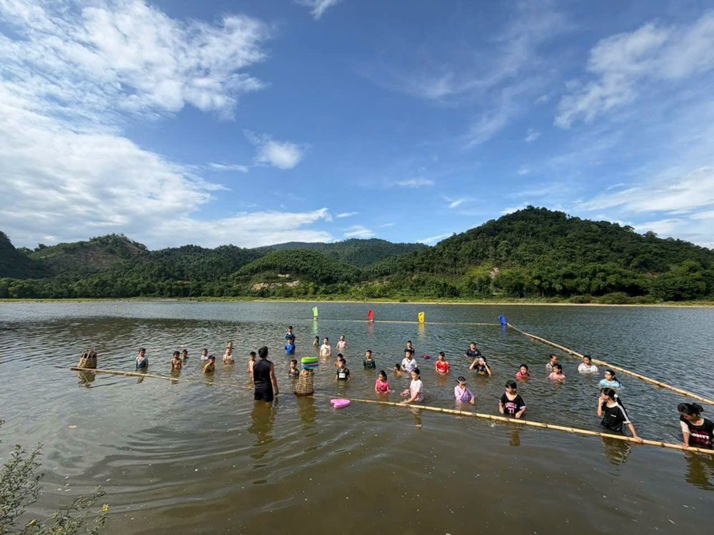 Quây tre trên sông Giăng mở lớp dạy bơi miễn phí cho trẻ vùng biên - ảnh 4