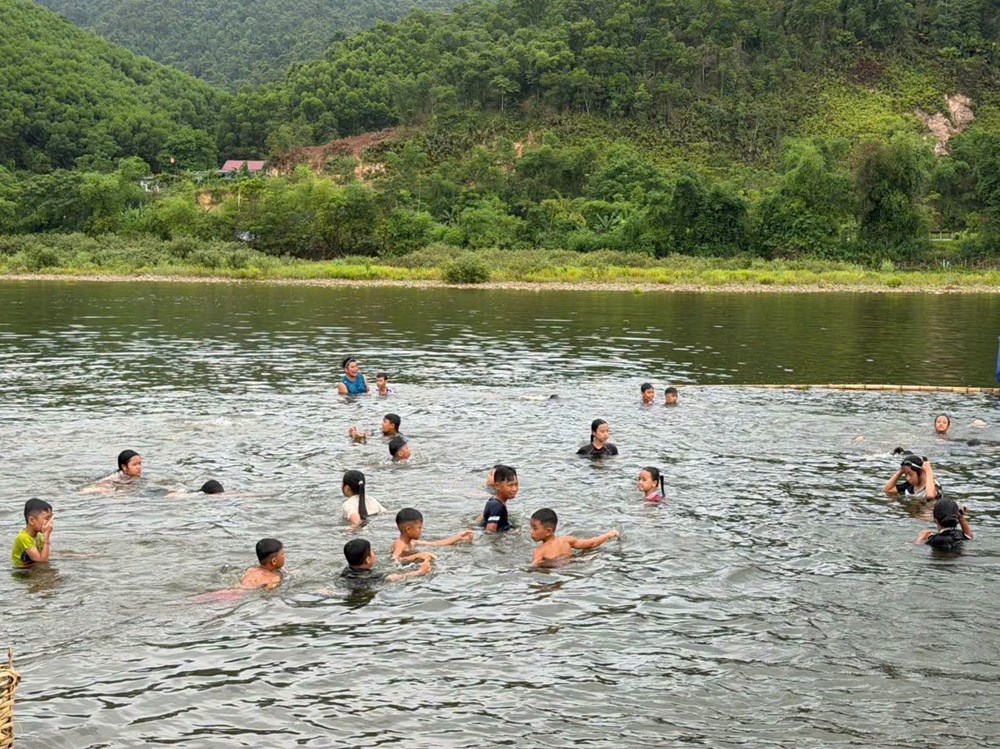 Quây tre trên sông Giăng mở lớp dạy bơi miễn phí cho trẻ vùng biên - ảnh 5