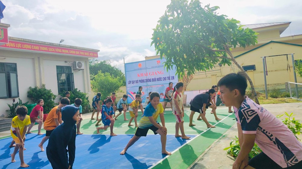 Quây tre trên sông Giăng mở lớp dạy bơi miễn phí cho trẻ vùng biên - ảnh 2