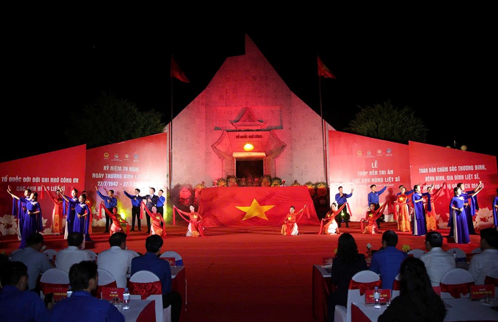 Thắp sáng ngọn nến tri ân tại Nghĩa trang Liệt sĩ Việt - Lào - ảnh 3